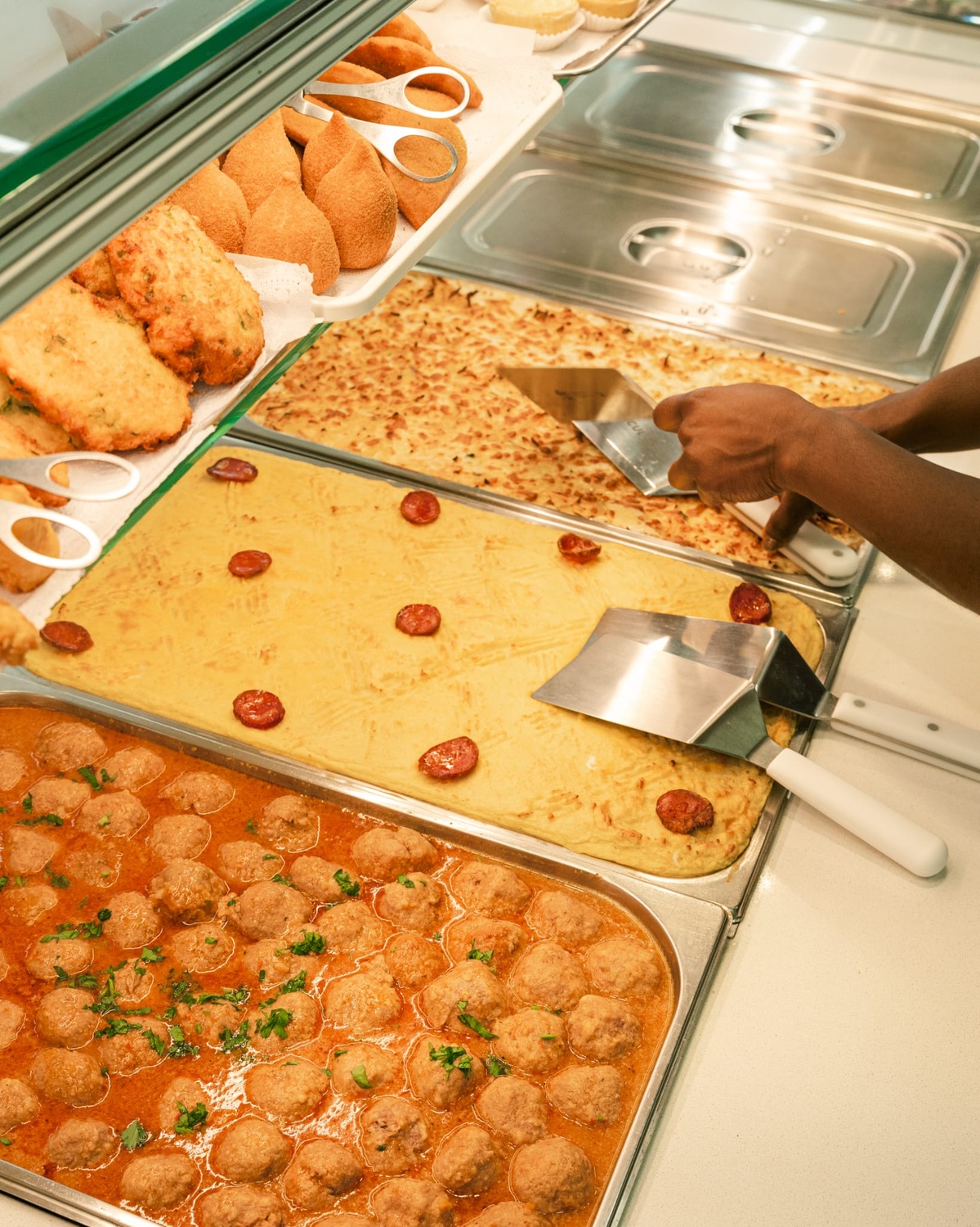 Balcão com petiscos, gratinados e almôndegas