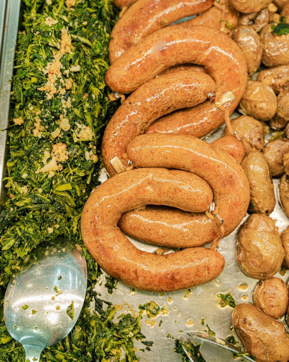 Chouriço assado com esparregado e batata a murro