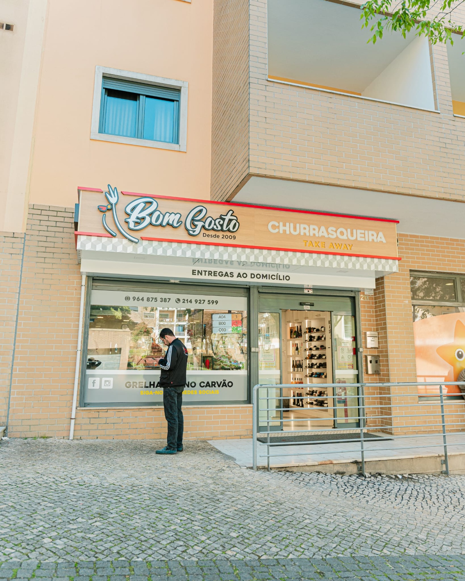 Fachada da Churrasqueira Bom Gosto em Amadora