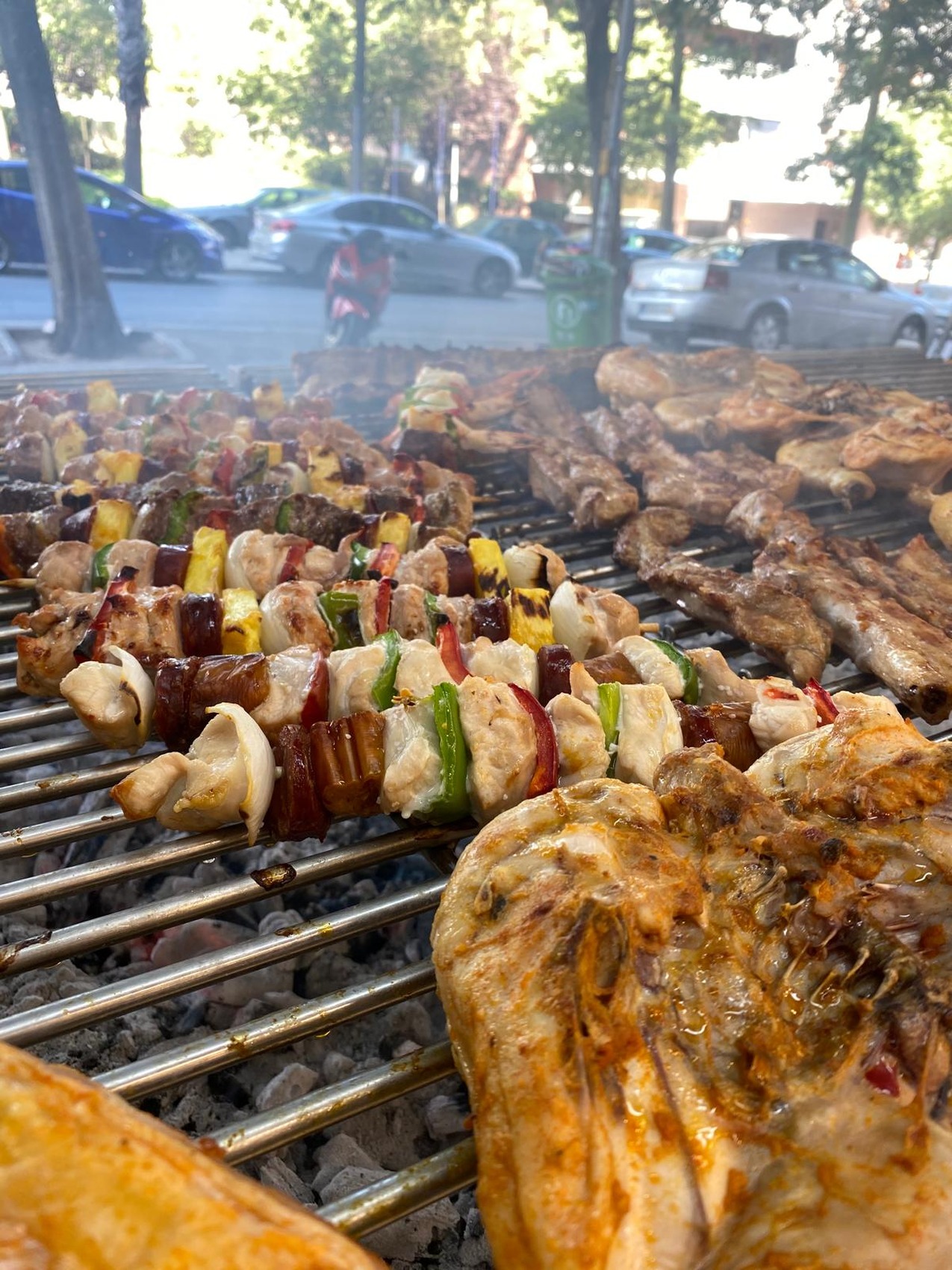 Frango grelhado no carvão, direto da brasa